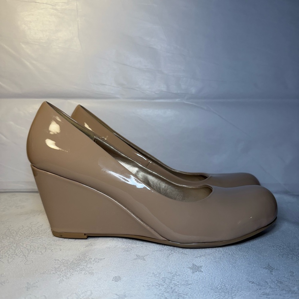 Chinese Laundry Glossy Tan Wedges - Picture 4 of 5